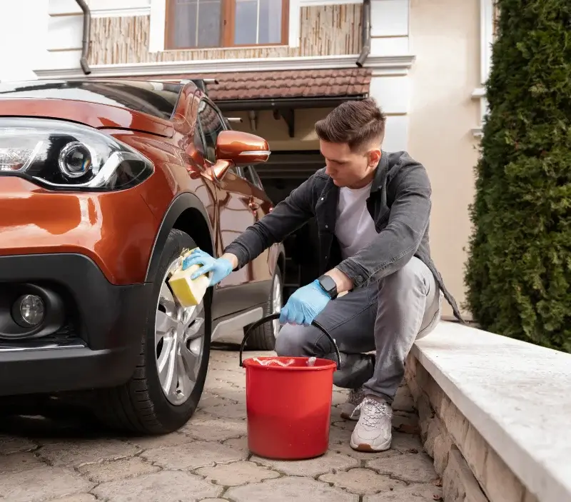 Lavage auto à domicile Nossage-et-Bénévent : professionnel intervenant sur un véhicule